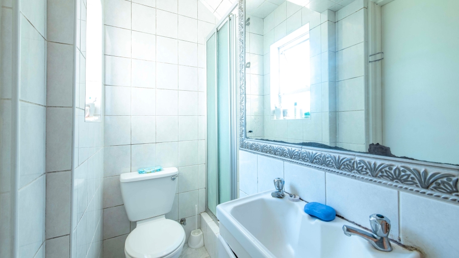 5 Bedroom Property for Sale in Avondale Western Cape